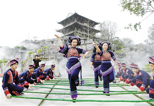 南宁园博园开园.图为演员在广西园前跳竹竿舞.新华社记者周华 摄