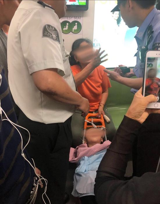 上海轨交2号线发生儿童拐卖一名女子被围堵?