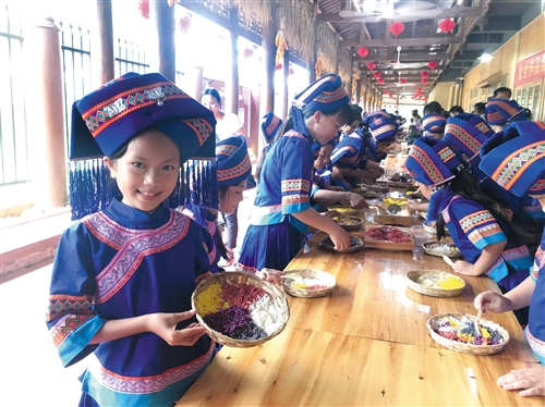 学生动手制作壮乡美食.