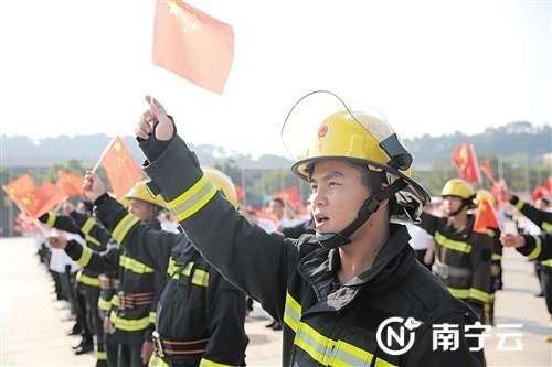 南宁市消防救援支队消防员与高校学生拉歌