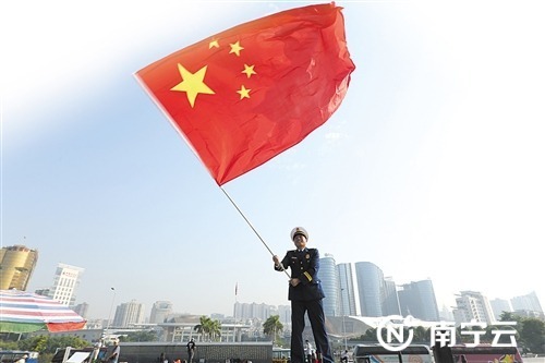 南宁市消防救援支队消防员与高校学生拉歌