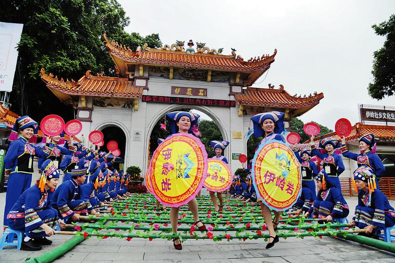 伊岭岩风景区大门前的民族风情表演.