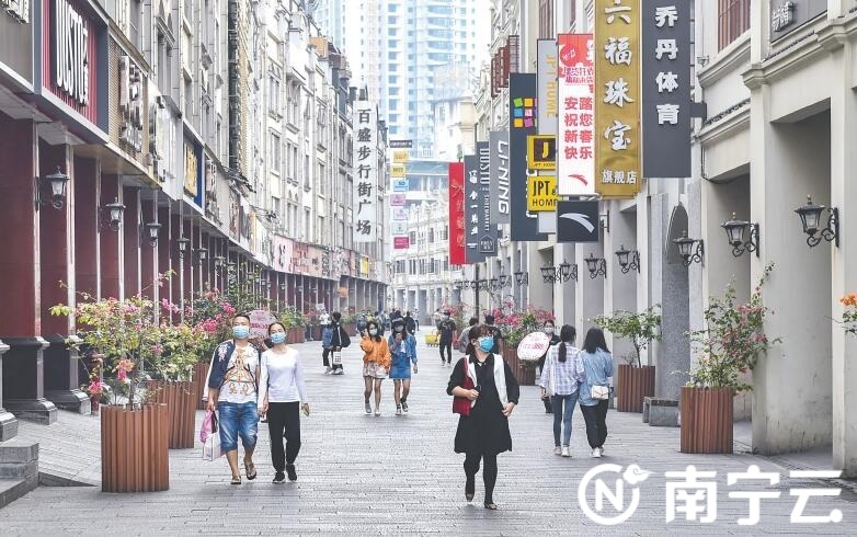 兴宁路步行街商铺逐渐恢复营业,客流回升.记者潘浩 摄
