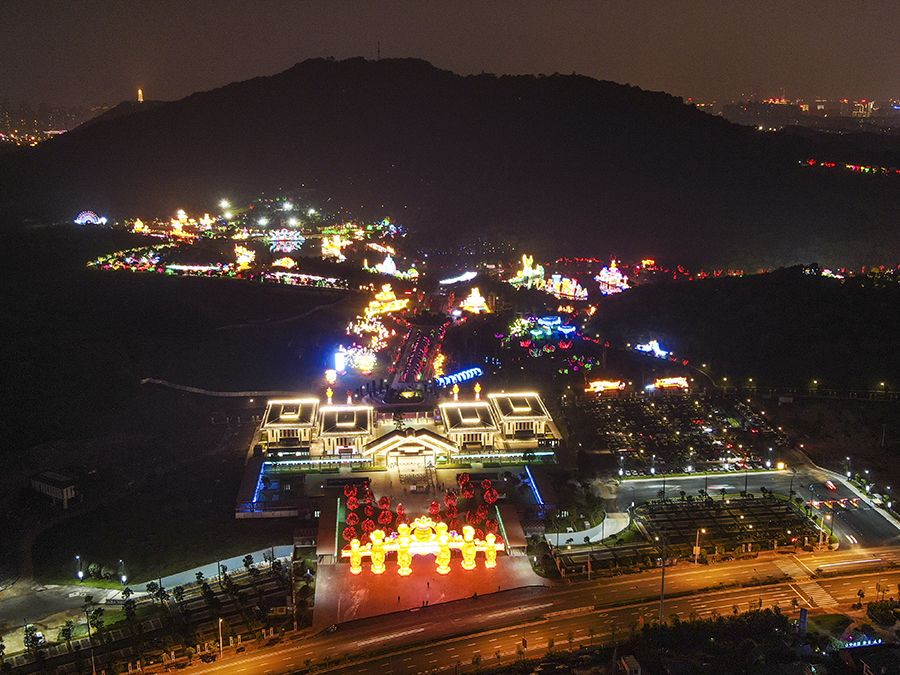 青秀山东区恢复开放 百组彩灯为邕城增添靓丽夜景_南宁新闻网