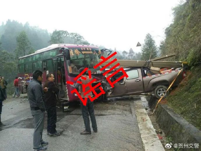 八步桂岭客运班车与一辆皮卡车相撞假的