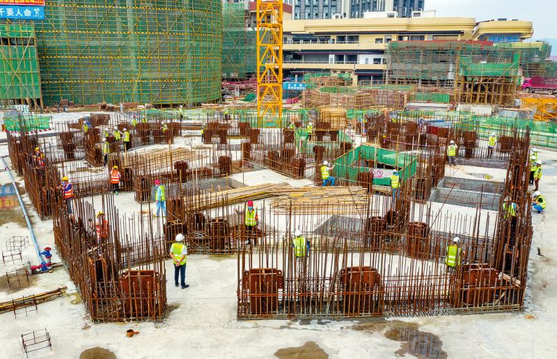 在天誉东盟塔项目建设现场,建筑工人们认真施工作业.