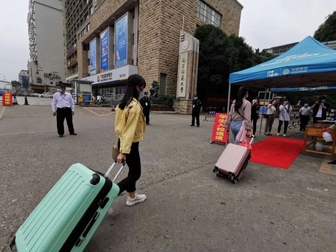 南宁迎来首个高校开学 同学们又回到了久违的大学校园