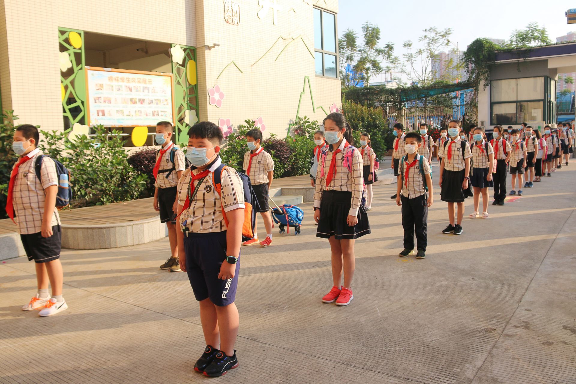 百花岭路小学开学第一天学生排队测温