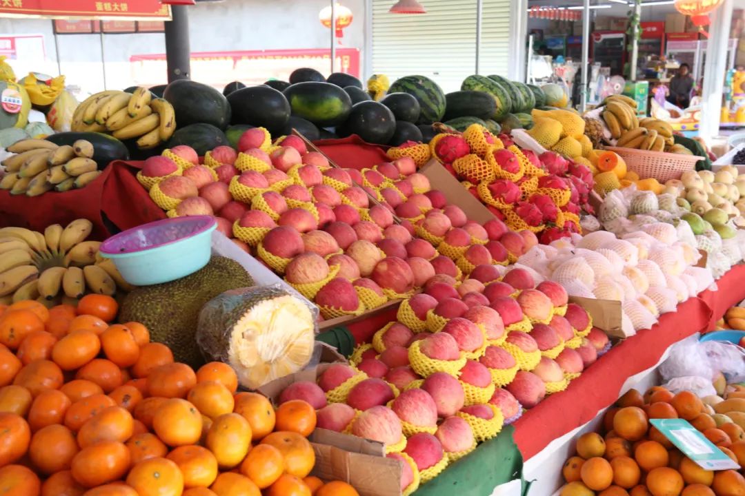 平乐村农贸市场内摆着的新鲜水果