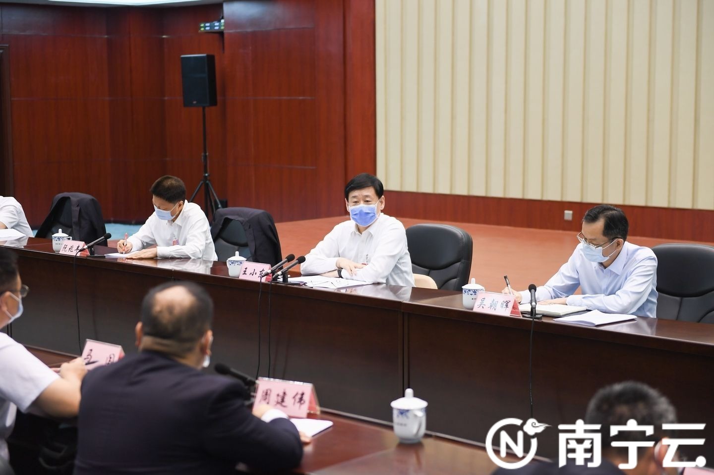 自治区党委常委,市委书记王小东来到市十四届人大五次会议隆安县代表