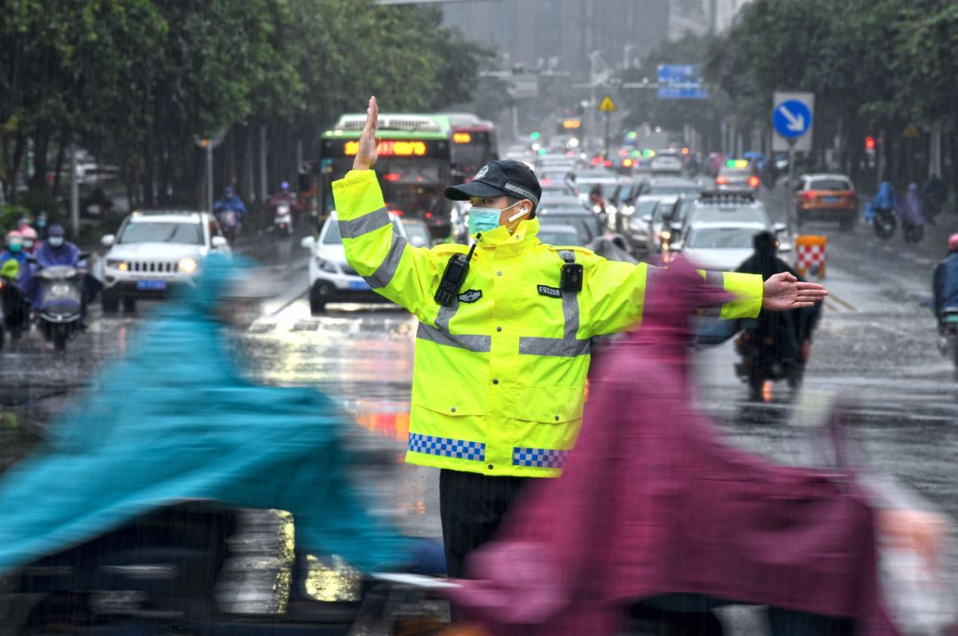 致敬向每一位在劳动节坚守岗位的人民警察