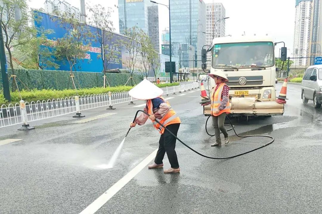 创建全国文明城市 | 看!良庆的城市美容师这样做