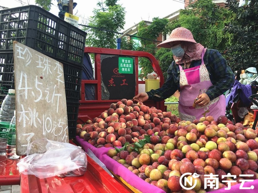 商贩用三轮车摆卖水果.记者 邓玲 摄