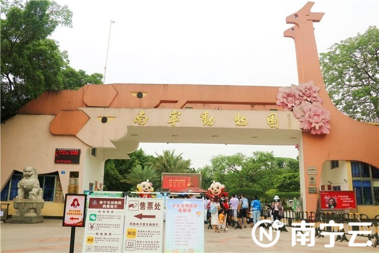 测体温,引导游客保持距离……当天上午,记者在动物园门口看到,园区