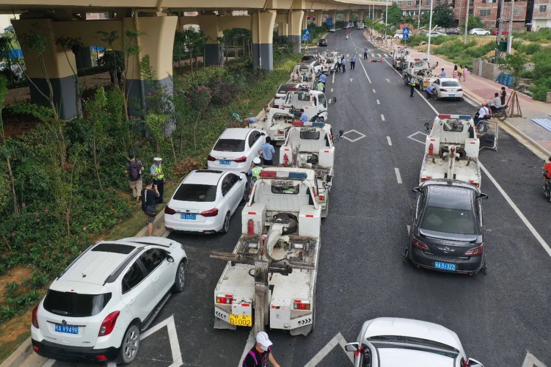 又一轮拖车风暴,在陈东村立交桥底!51辆违停车被拖走