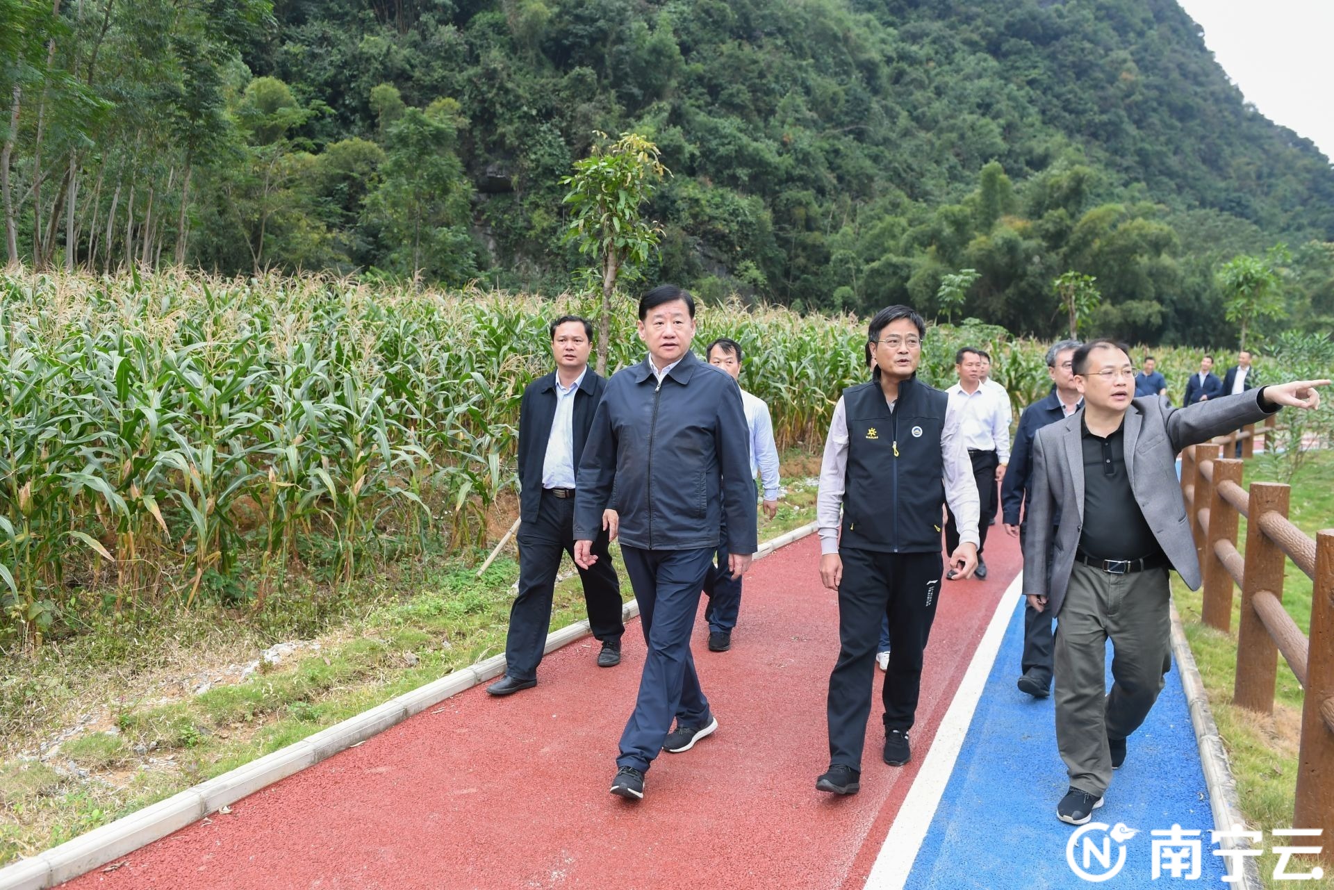 10月29日,自治区党委常委,市委书记王小东深入马山县调研指导脱贫