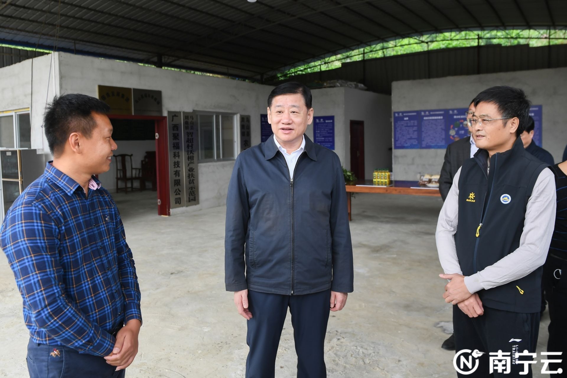 10月29日,自治区党委常委,市委书记王小东深入马山县调研指导脱贫