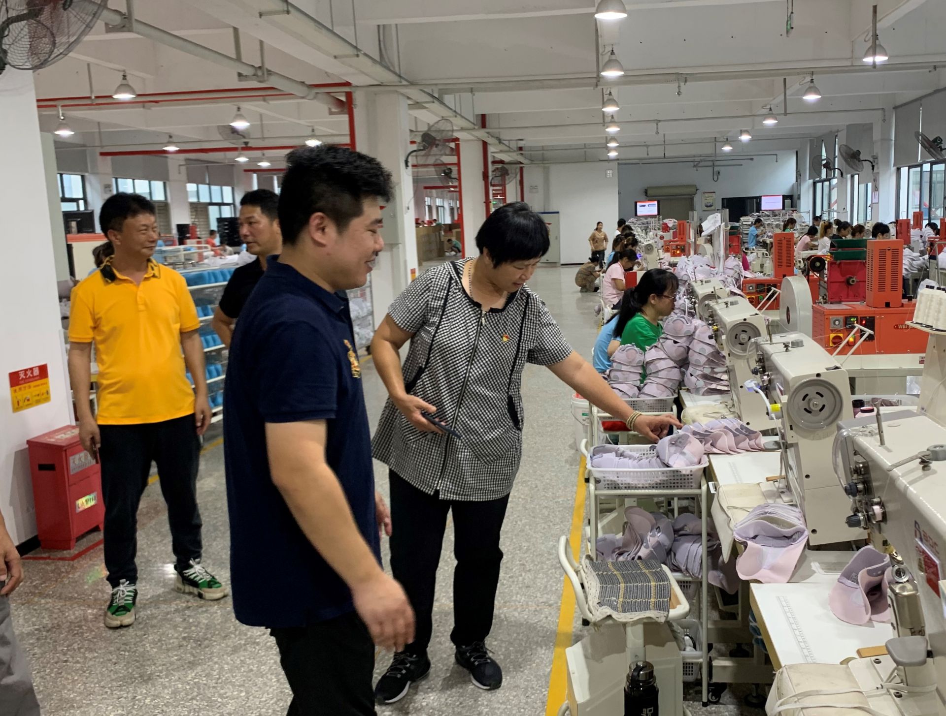 南宁市体育局调研组一行参观广西李宁体育用品有限公司运动鞋生产线.