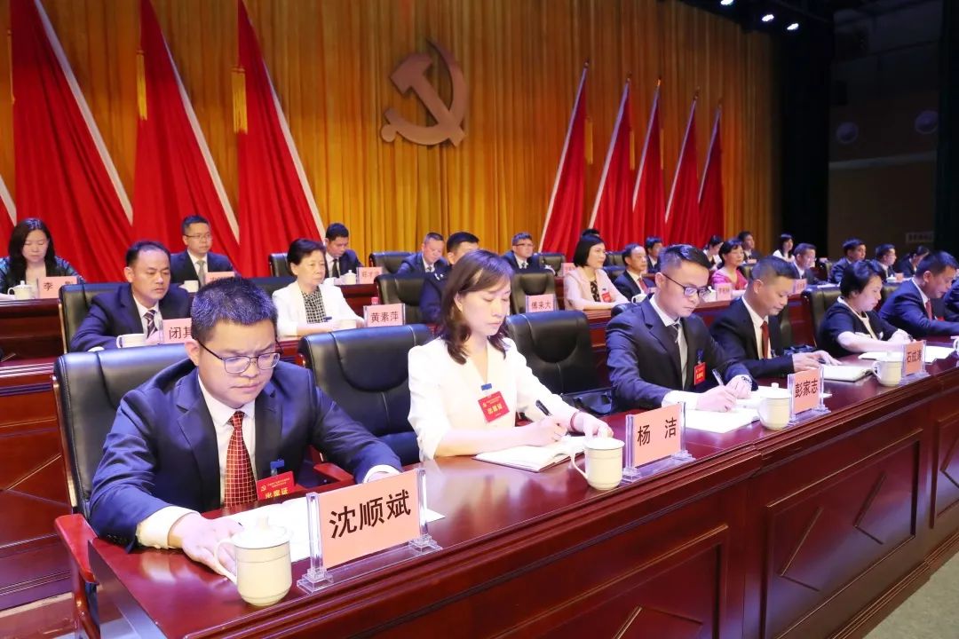 大会主席团常委会委员黄瑜,曾鹏鑫,蒙建群,吴厦,石成涛,林华新,彭家志