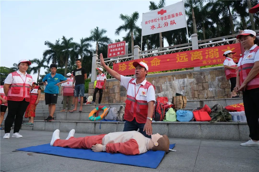 十大最美救护员南宁市红十字志愿者郭慧仁只要有一人听劝就是挽救一条