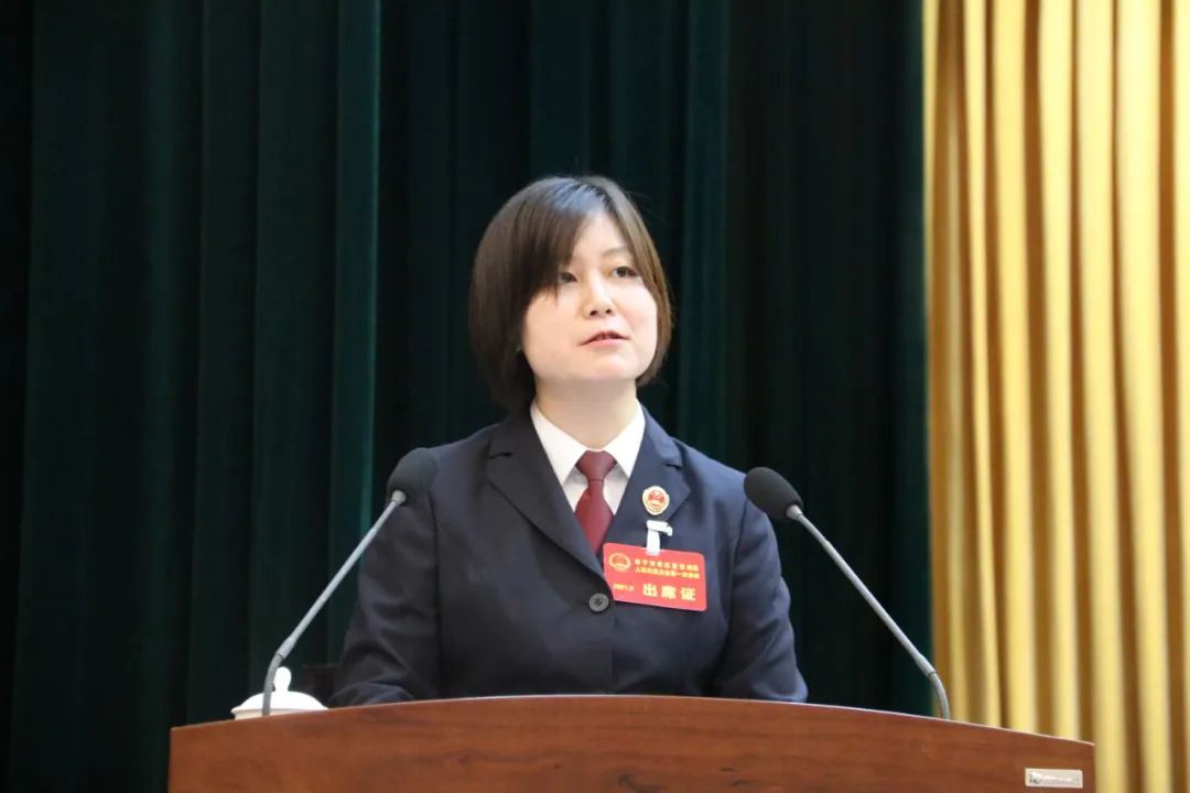 城区人民检察院代理检察长何晓莹向大会作城区人民检察院工作报告城区