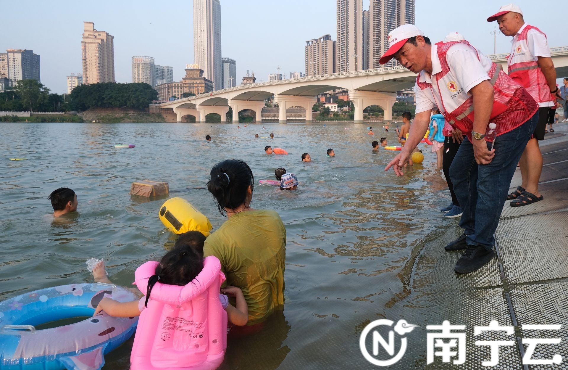 十大最美救护员南宁市红十字志愿者郭慧仁只要有一人听劝就是挽救一条