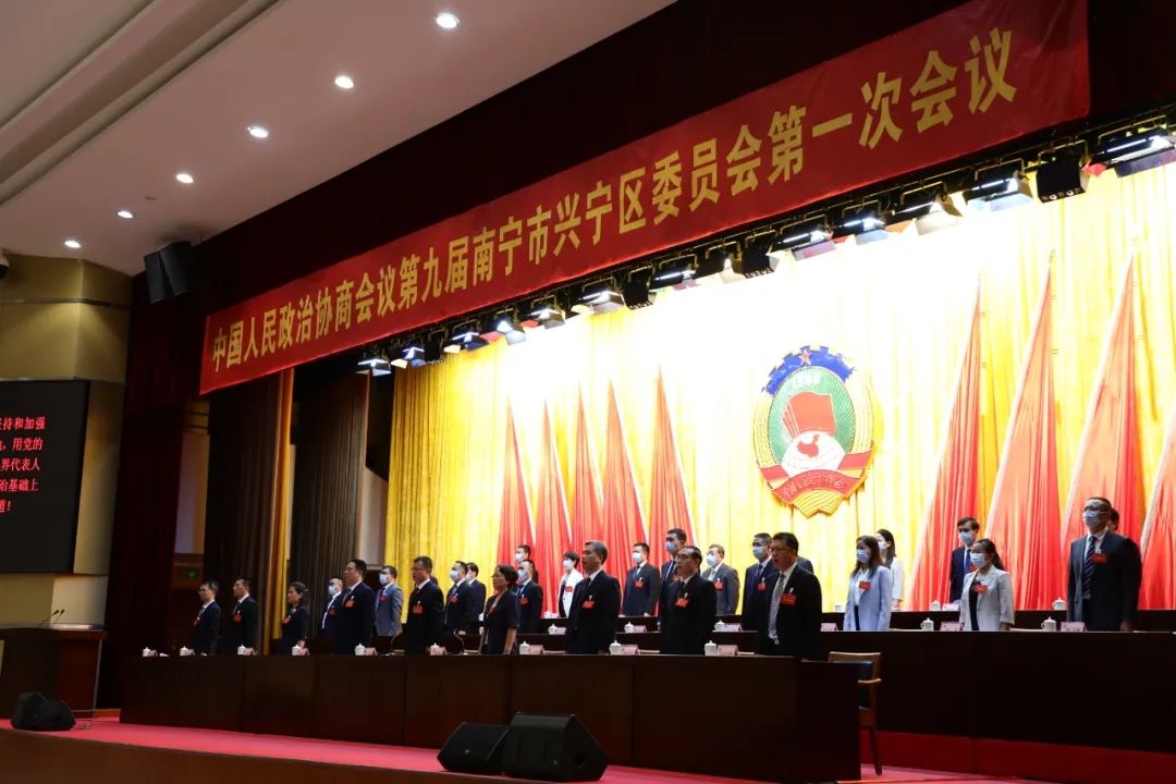 礼堂内,象征各族人民大团结的政协会徽悬挂在主