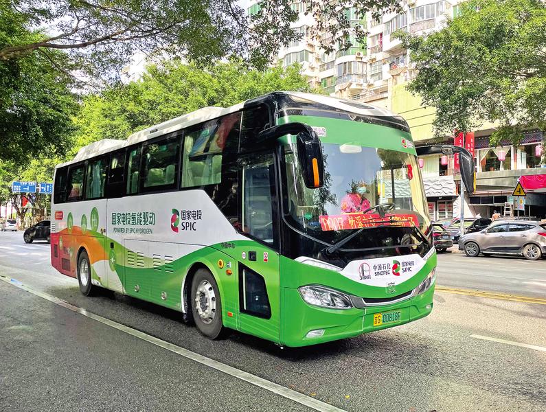 行驶在南宁街头的10米氢能源公交车.