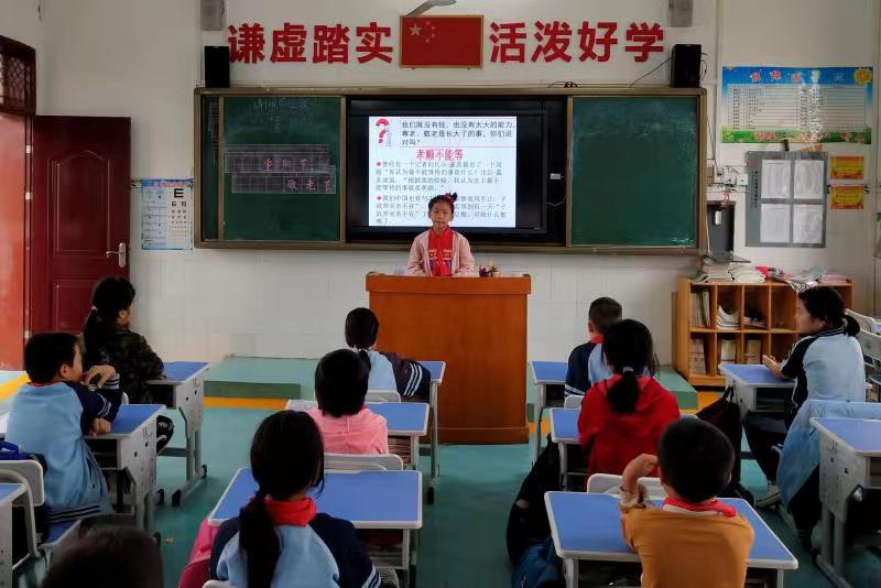 南宁市青秀区长塘镇德福小学开展爱在德福感恩重阳主题教育活动