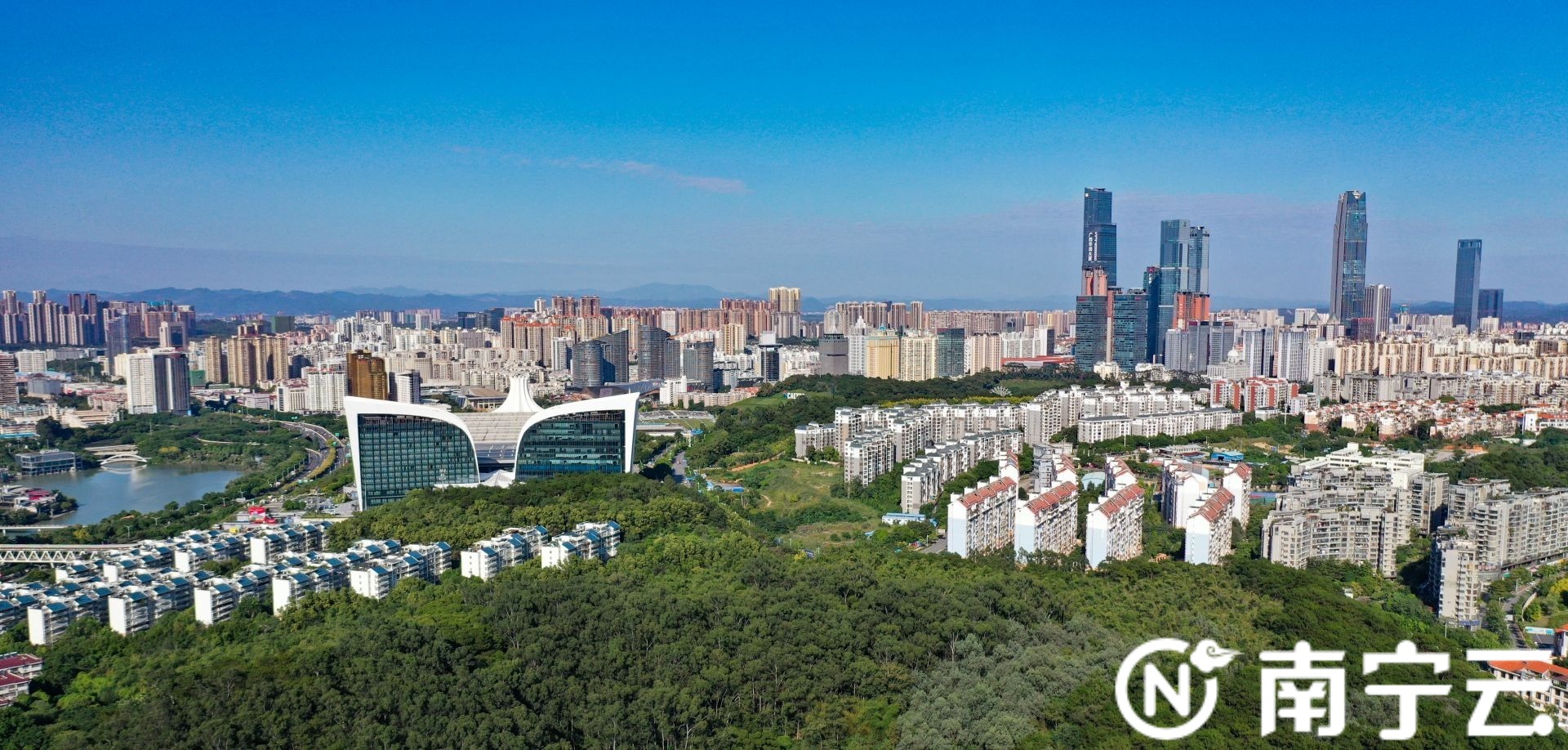 蓝天白云入画来南宁秋高气爽正当时