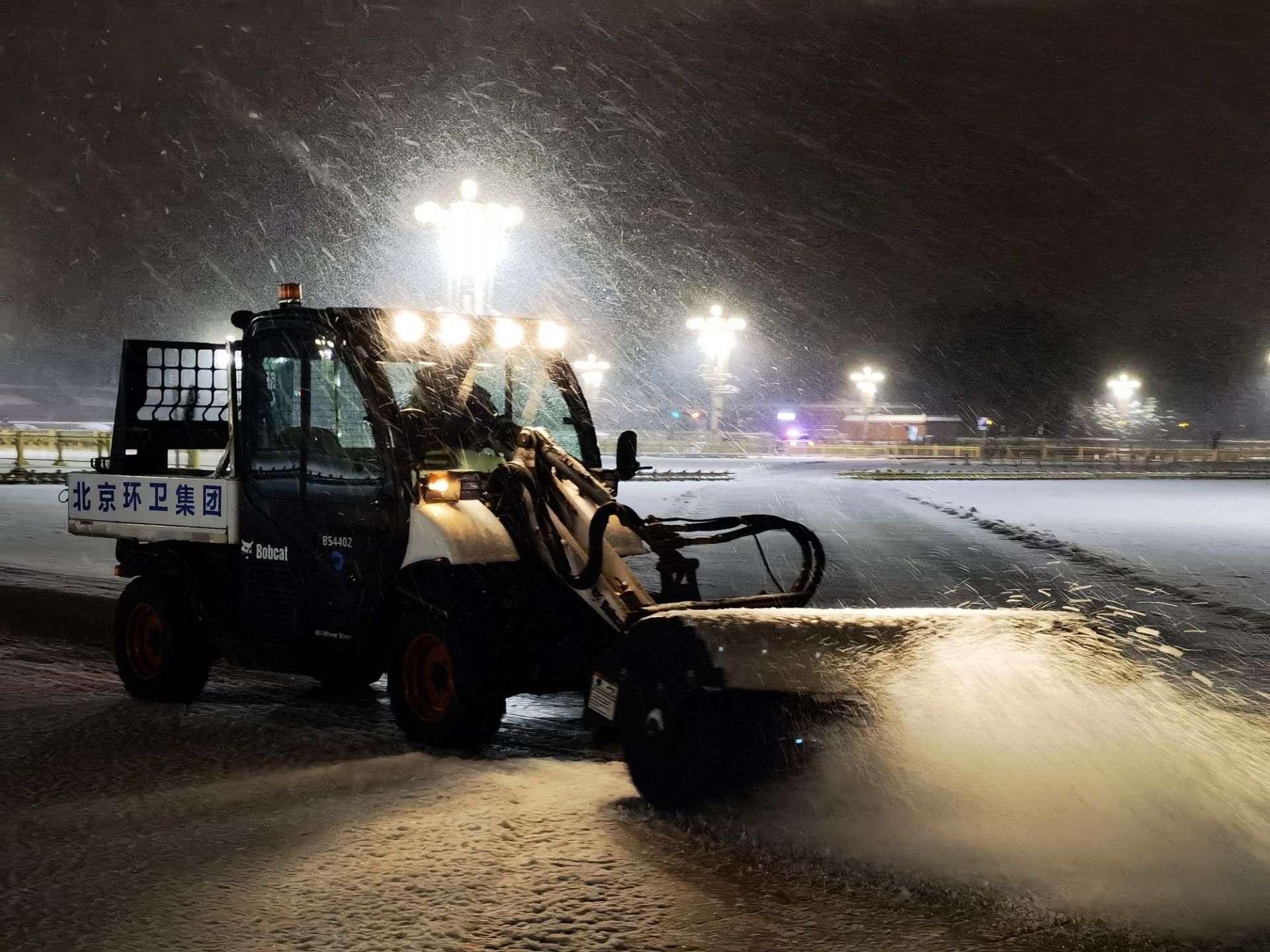 连夜作业!北京环卫凌晨出动多功能机械除雪车辆除雪 确保出行安全