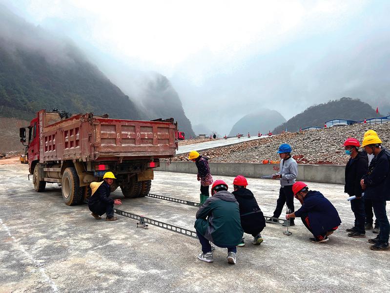 广西天峨至巴马高速公路№4合同段首段路基顺利交验.