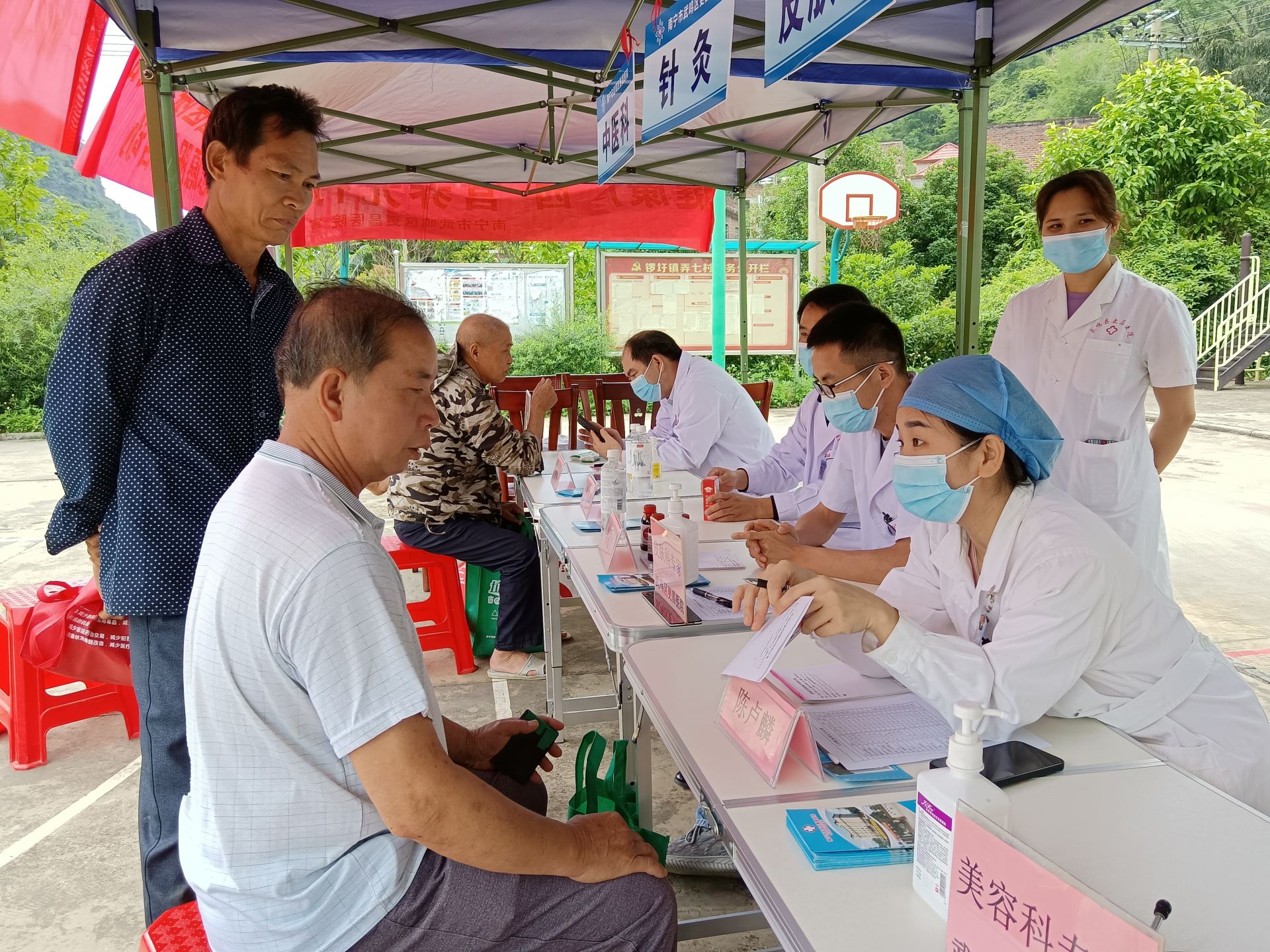 武鸣区锣圩镇义诊服务在身边健康帮扶暖人心