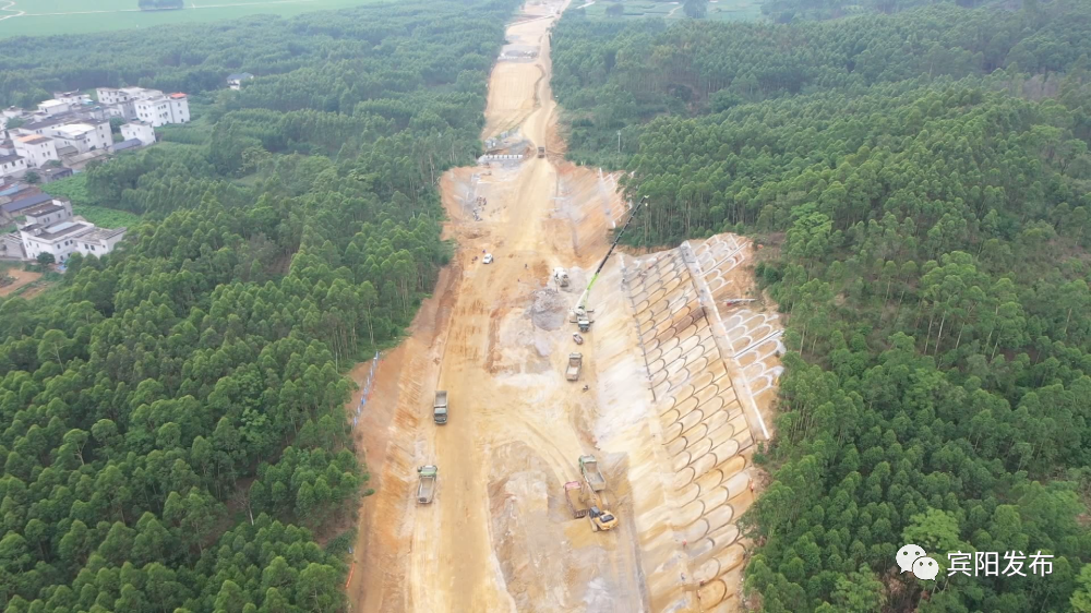 南宁至宾阳至黎塘公路一期工程项目四分部负责人王文波告诉记者,目前