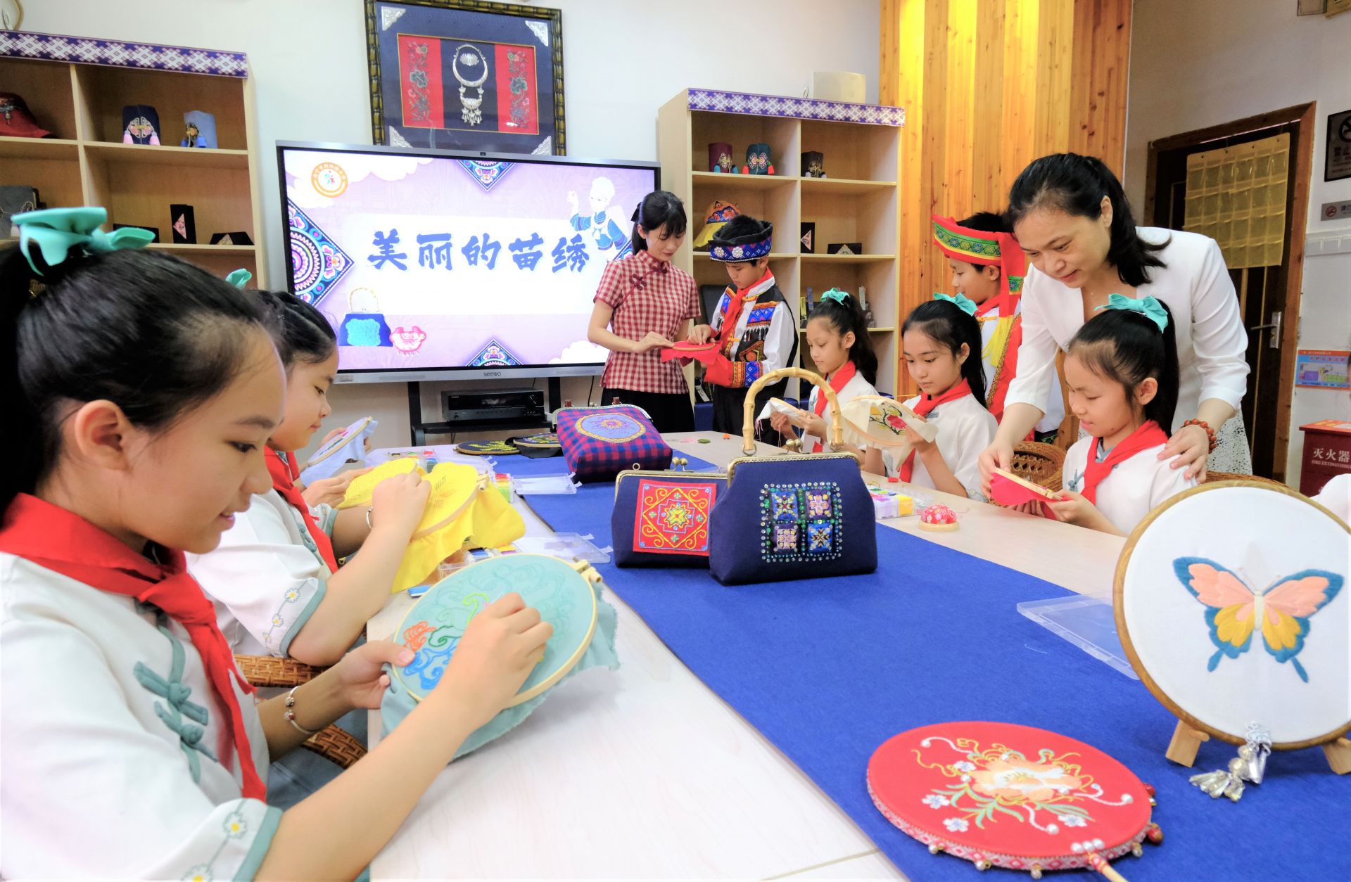 南宁市新阳路小学开展非遗苗绣进校园活动