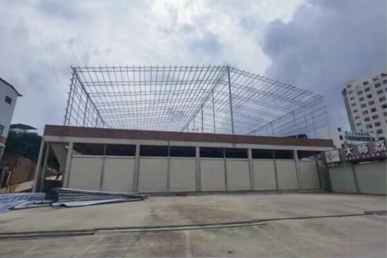南宁高新区依法拆除大岭村违建钢架棚