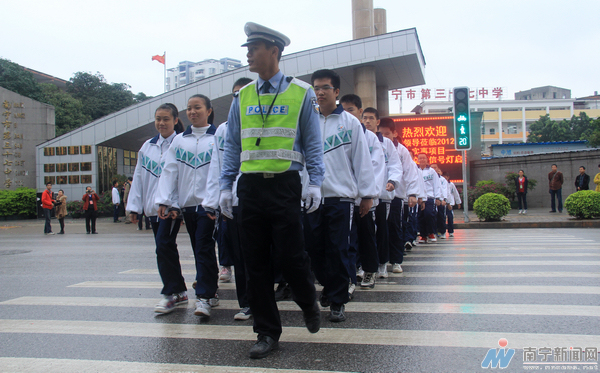 南宁市中小学交通信号灯正式启用惠及274所学校