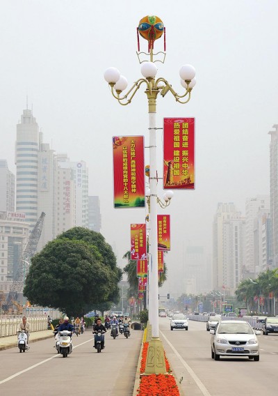 南宁城市主干道景点和广大市民以多种形式喜迎党的十八大