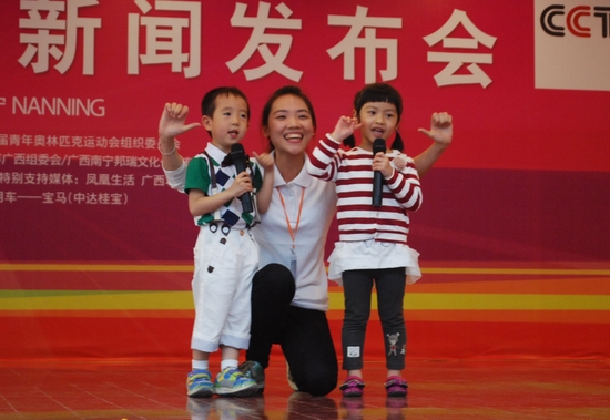 "希望之星"小主持人表演 记者罗宁摄