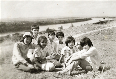 韦建权先生上世纪80年代在邕江边拍的老照片  记者 段柳健  翻拍