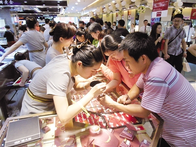 小长假百货卖场商品走俏 购物欲望三天来持续升温