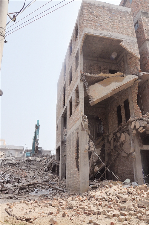 楼薄薄被依法拆除 侧墙仅一块砖厚度