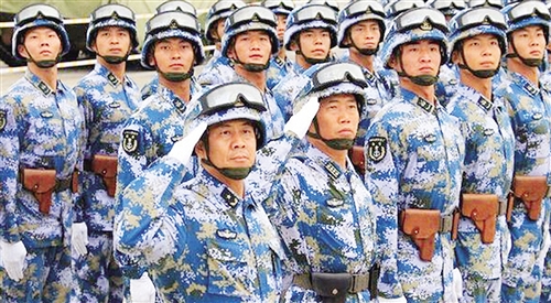 “上天能驾机，下海能操舰”的李晓岩少将，担任陆战两栖突击车方队