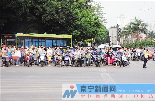 整治后,许多路口电动车有序等候红绿灯 记者 宋延康 摄