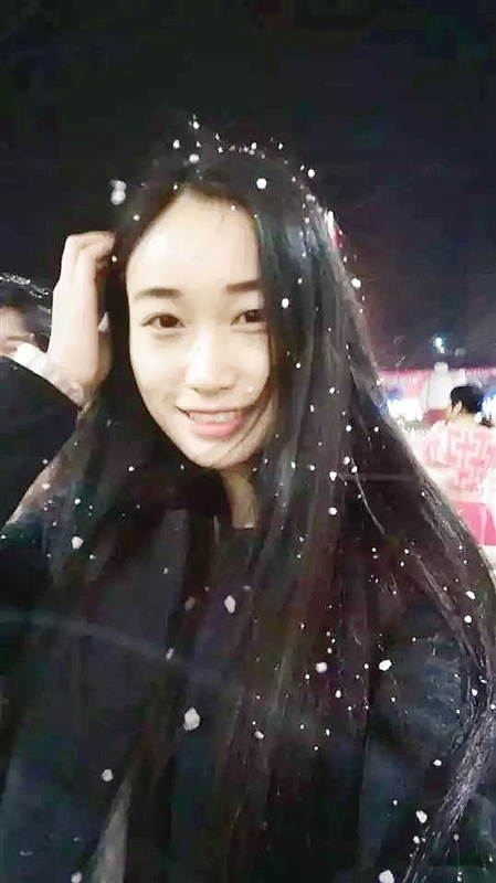 左图为梁健文按照晓爽的生活照用头发作的画
