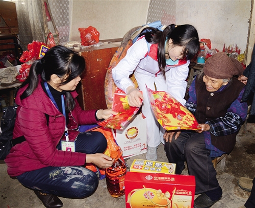 春节慰问活动开展志愿者慰问孤寡老人和特困家庭