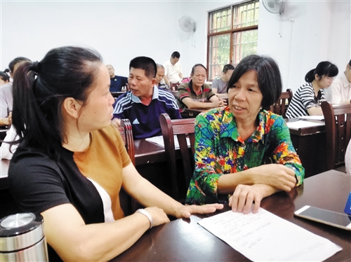 梁彩丽(右)与村民畅谈扬美古镇发展思路,激发村民生产生活积极性.