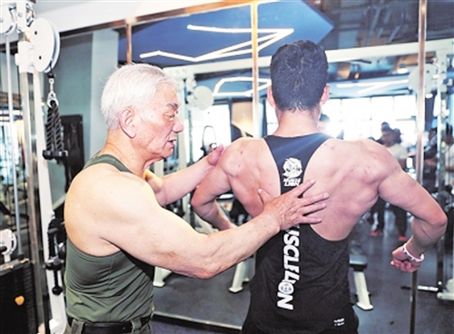 大爷健身60年 亮出一身肌肉堪比史泰龙