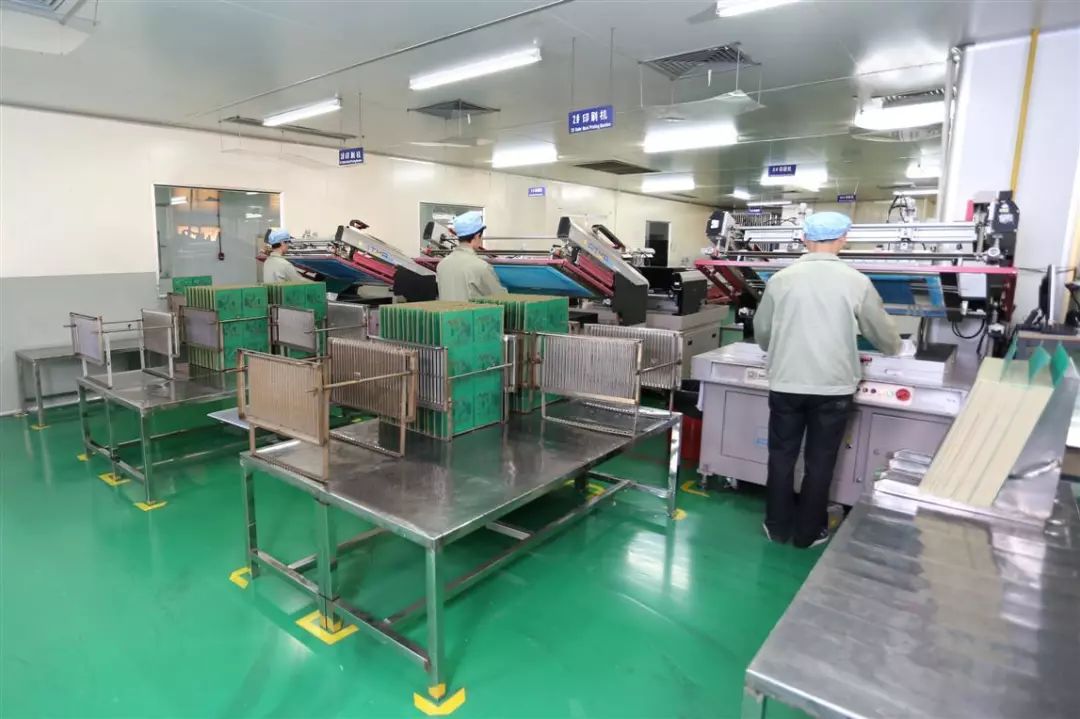 招聘岗位及薪酬福利 工龄奖金:入职满6个月可享受100元/月,满1年200元/月、以此类推,最高500元/月。 伙食补贴:入职补贴180元,每满半年增加60元,以此类推,最高补贴360元/月。 夜班津贴:上夜班给予10元/天的补贴。 住宿标准:免费住6人间空调宿舍,独立卫生间、浴室,提供热水;水电费超标需扣费。 有薪假期:所有员工均可依法享有国家法定假期,如婚假、丧假、产假、年假等有薪假。 社会保险:转正后购买五险一金(养老、工伤、医疗、生育、失业、住房公积金)。 员工激励:每季度发放一次减员增效奖、优