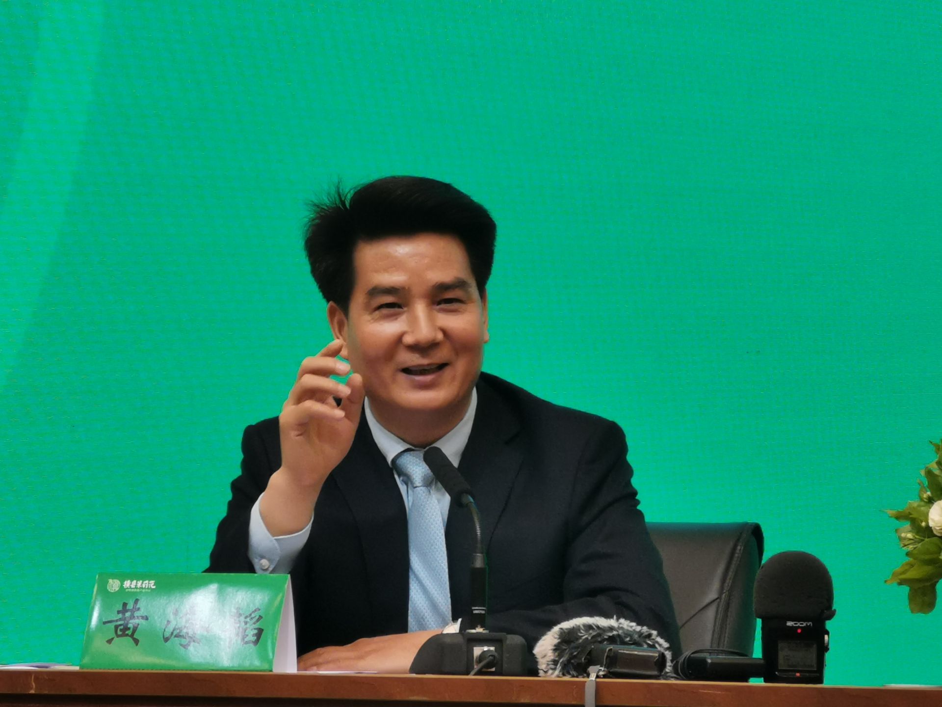 横县县委书记黄海韬就记者问题进行详细回答.